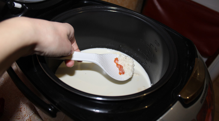 Рисовая молочная каша с курагой в мультиварке Redmond 