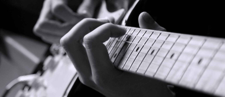 Гитара с руками в черно-белом цвете