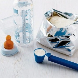 Смесь, бутылочка и ложка