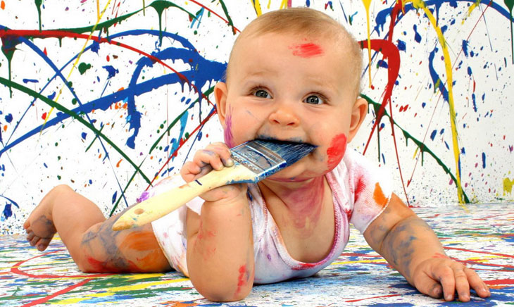 Ребенок с красками