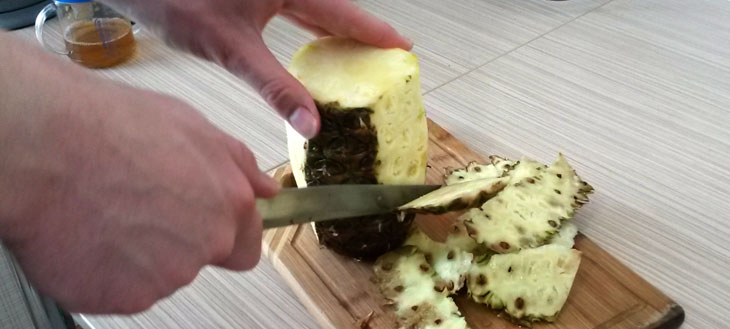 Как почистить ананас ножом