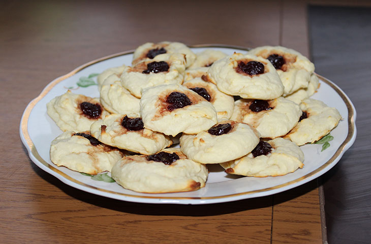 Творожное печенье с вишенками из варенья