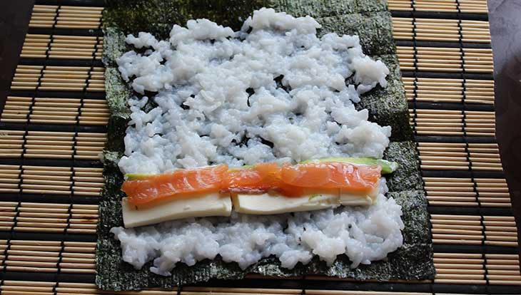 Ролл с авакадо, лососем и сливочным сыром