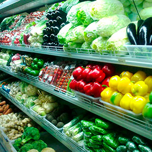 Овощи и фрукты в магазине